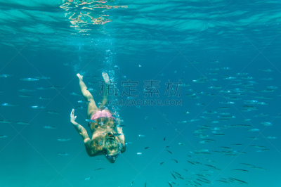 鱼群,女孩,与众不同,木洛希尼,水下摄影机,在底端,正面视角,水平画幅,自由潜水,水下