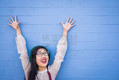 古怪的,青年女人,代言人,妇女问题,女强人,背带,贝雷帽,高举手臂,身体正面,喜剧演员