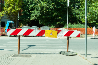 公路路障,人行横道,关闭的,建筑工地,街道,建筑施工屏障,信息符号,路锥,反光器,道路危险标志
