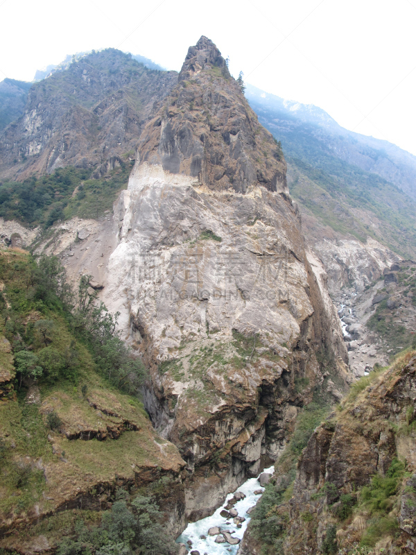 安纳普纳生态保护区,道路工程,垂直画幅,无人,喜马拉雅山脉,户外,石头,建筑业,山,河流