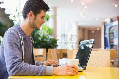 青年人,咖啡馆,学生,使用手提电脑,热饮,男性,知识,技术,青年男人,计算机