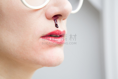 特写,女人,鼻出血,身体受伤,水平画幅,人的嘴,绝望,白人,瘀伤,仅成年人