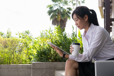 一次性杯子,户外,青年人,成年的,茶,商务,女商人,女人,一次性物品,拿着