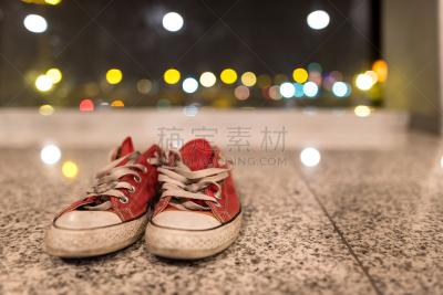 衣服,粗斜纹棉布,前景聚焦,古典式,红色牛仔裤,青少年,仅成年人,靴子,青年人,白色