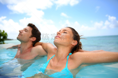 游泳池,注视镜头,伴侣,日光,白昼,水,度假胜地,水平画幅,夏天,户外