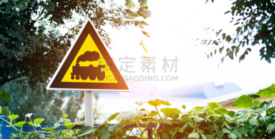标志,车站月台,路边,天空,留白,道路危险标志,十字路口,金属,停止标志,火车站站台
