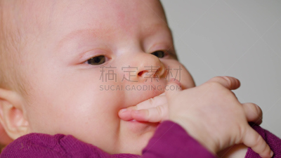 人的嘴,手指,女婴,美,膝,水平画幅,白人,仅成年人,青年人,纯洁