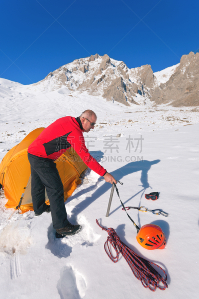 垂直画幅,雪,旅行者,户外,眼镜,运动头盔,白色,运动,头盔