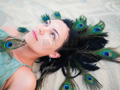 女人,注视镜头,翎毛,时尚,海滩,户外,波西米亚风,绿色礼服,闪光灯,躺