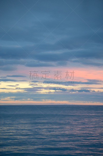 云,色彩鲜艳,黑云压城,垂直画幅,水,夜晚,旅行者,光,明亮,海滩