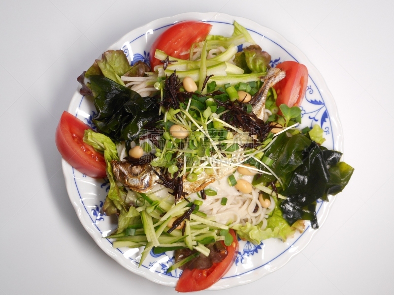 荞麦面,蔬菜,马鲛鱼,山药,搓碎干酪,马尾藻海草,鲹,鱼汤肉汤,青葱刷,荞麦