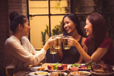 啤酒,玻璃杯,餐馆,女人,公亩,葡萄酒,休闲活动,含酒精饮料,夏天,饮料