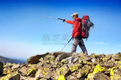 山,徒步旅行,背包,v形,水平画幅,旅行者,夏天,户外,草,仅男人