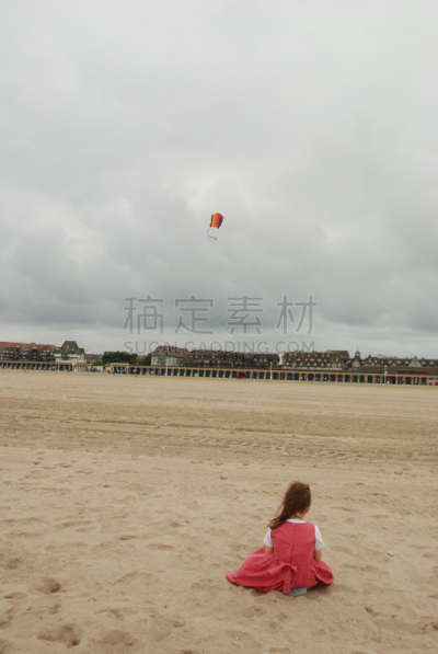 风筝,女孩,垂直画幅,天空,留白,风,休闲活动,沙子,旅行者,户外