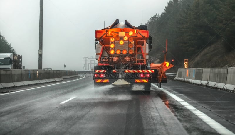 卡车,盐,冰,多云,柏油路,白昼,除冰,扫雪车,有包装的,道路工程