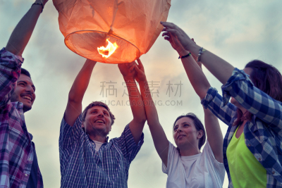 半空中,青年人,友谊,人群,中国灯笼,灯塔楼,休闲活动,夏天,男性,自由