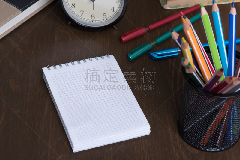 铅笔,多色的,笔记本,空白的,留白,水平画幅,木制,无人,学校用品,影棚拍摄