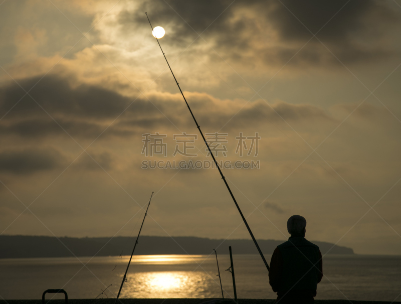 渔夫,休闲活动,水平画幅,曙暮光,户外,戏剧性的天空,高跷钓鱼,日落,剪影,钓鱼