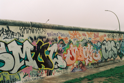 柏林墙,多云,水平画幅,绿色,蓝色,城市,路灯,草,fall of the berlin wall,楼梯