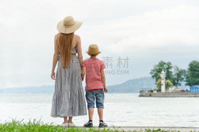 灯塔楼,码头,海洋,母亲,山,儿子,远距离,背景聚焦,背面视角,站
