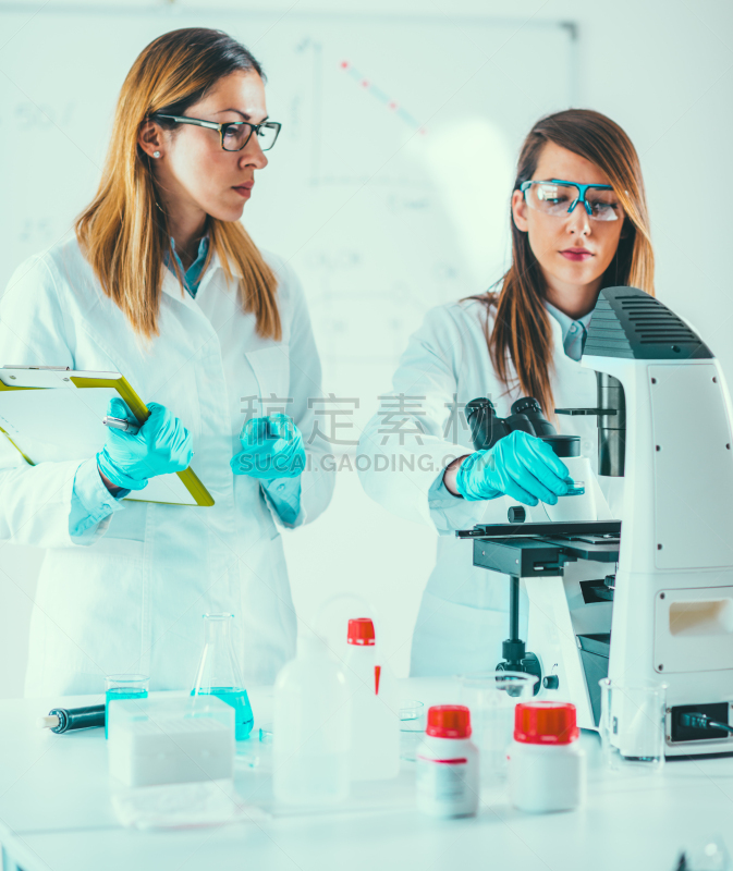 生物科技,显微镜,垂直画幅,科学实验,生物化学,实验室,仅成年人,白色,专业人员,标本架
