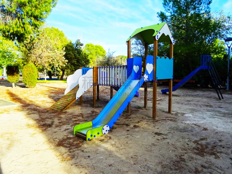 Toboganes de un parque público