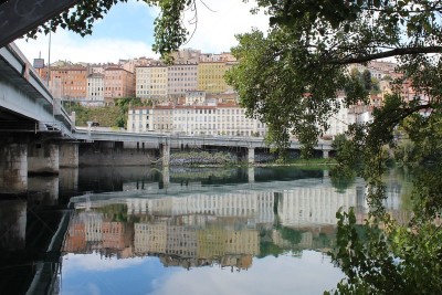 L'un des quartiers mytrhiques de Lyon : ses pentes, ses traboules, le théâtre antique, l'histoire des Canuts et de Jacquard, l'invention du métier à Tisses, les Traboules et une architecture unique