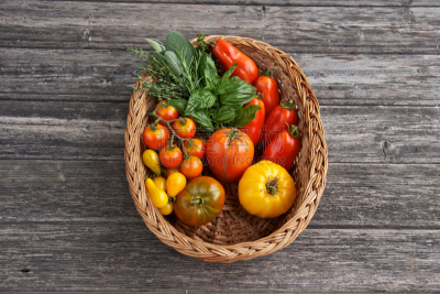 篮子,蔬菜,色彩鲜艳,黄色梨形西红柿,黄西红柿,plum tomato,heirloom tomato,牛至,水平画幅,素食