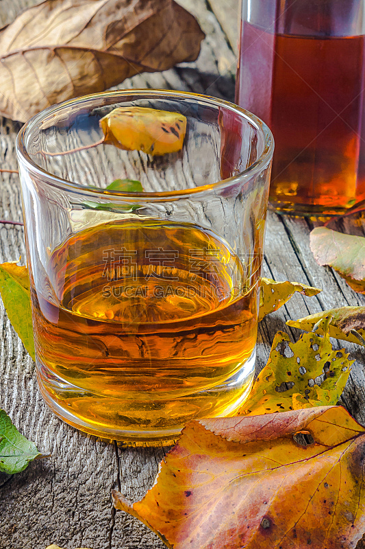 威士忌,秋天,叶子,玻璃杯,苏格兰威士忌,垂直画幅,褐色,桌子,木制,无人