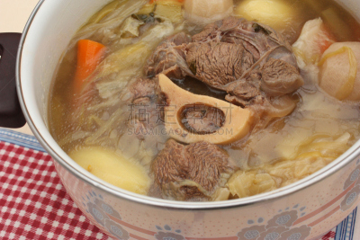 野菜肉汤,牛肉,酵母传播,骨髓,动物腿骨,绿甘蓝,芜菁,蔬菜汤,韭,胡萝卜