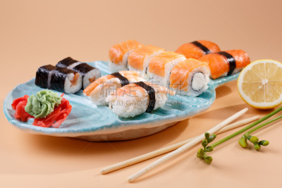 鱼类,盘子,寿司,小圆面包,酥炸鱼,寿司卷,生鱼片寿司,裹面包屑,鱼子酱,生鱼片