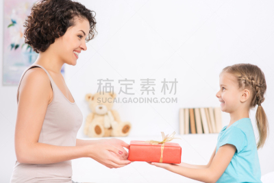 礼物,母亲,女孩,包装纸,图像聚焦技术,选择对焦,女人,水平画幅,父母,女儿