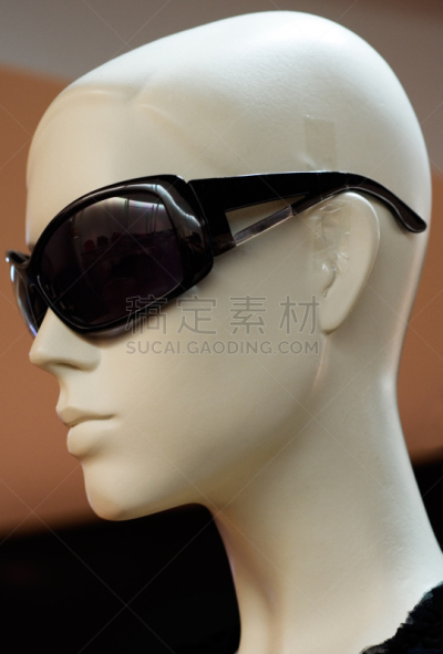 非全秃,太阳镜,人造模特,侧面视角,垂直画幅,零售展示,错觉,商店,娃娃,赛尔