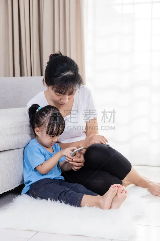 母女 中国人 亚洲 室内地面 保姆 垂直画幅 美 电话机 父母 美人图片素材下载 稿定素材 母女 中国人 亚洲 室内地面 保姆 垂直画幅 美 电话机 父母 美人图片素材下载 稿定素材