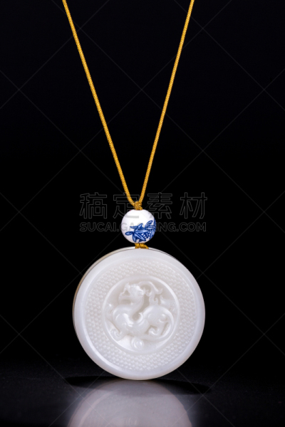 玉器,项链,垂直画幅,古董,艺术,无人,珠宝,黑色背景,雕塑,贵重宝石