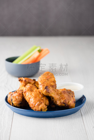 水牛城辣鸡翅,芹菜,胡萝卜,垂直画幅,开胃品,鸡翅,膳食,动物身体部位,户外,开胃酱