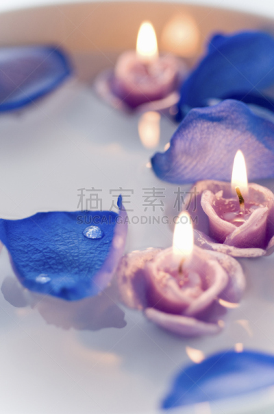 漂浮蜡烛,玫瑰花瓣,垂直画幅,水,无人,蜡烛,植物,静物,花瓣,火焰