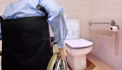 肢体缺损,一个人,公共厕所,流动的行人,能力缺陷者,卫生间,易接近性,轮椅,浴室,栏杆
