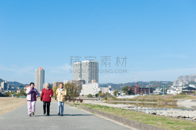 老年女人,友谊,宝冢市,兵库县,天空,水平画幅,伴侣,人群,户外,步行