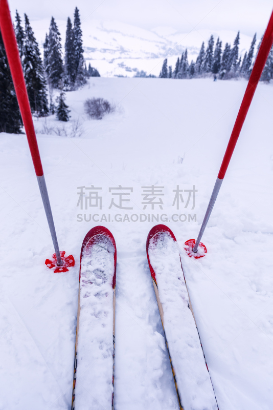 山,雪,滑雪雪橇,红色,棍,垂直画幅,度假胜地,休闲活动,无人,户外