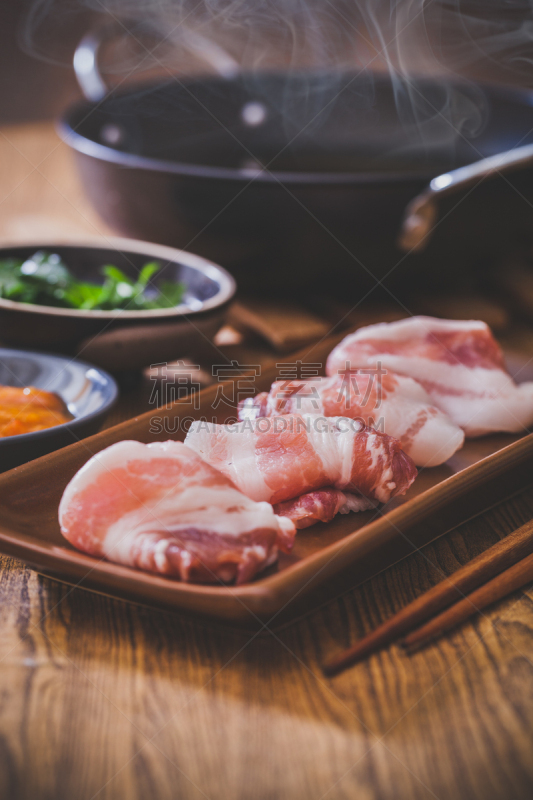 寿喜烧,涮涮锅,沸腾的,垂直画幅,生食,锅,肉,热,牛肉,蔬菜