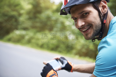 互联网,少量人群,分针,留白,休闲活动,自行车手套,仅男人,仅成年人,现代,运动头盔