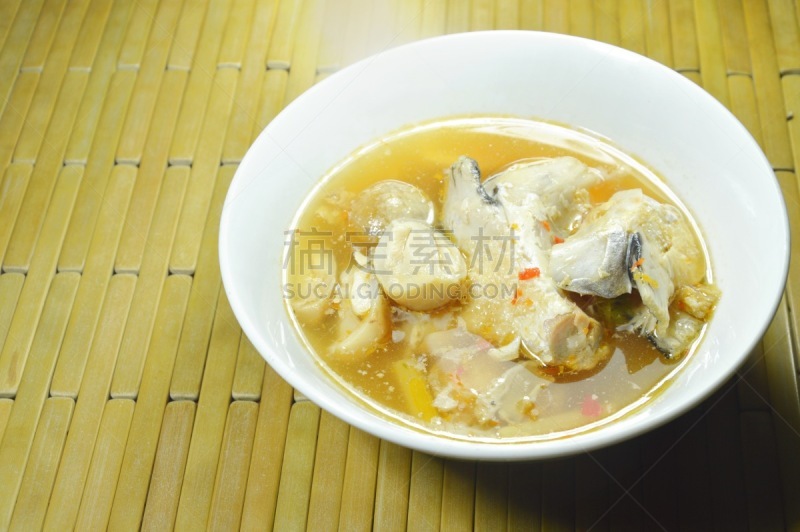 草菇,泰式酸辣汤,动物头,鲑鱼,香料,焖菜,泰国,东方食品,蒸菜,煮食