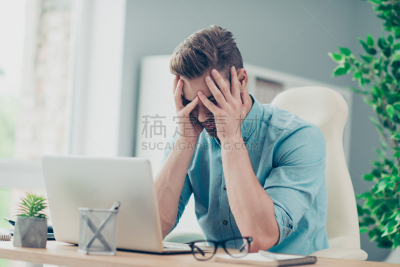 筋疲力尽,痛苦,男人,人的头部,概念,高雅,木制,书桌,问题,手
