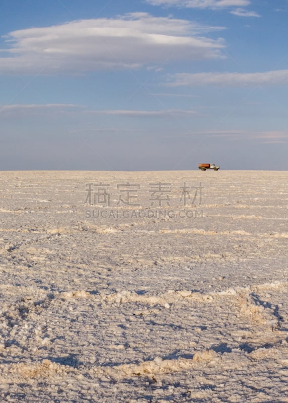 运水车,白色,盐滩,橙色,垂直画幅,天空,过大的,无人,巨大的,陆用车