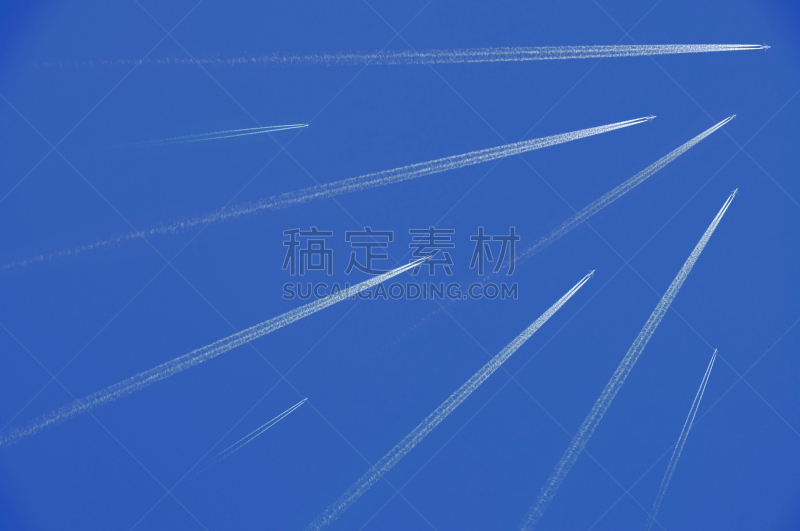航空管制中心,（飞机的）水汽尾迹,天空,留白,水平画幅,组物体,户外,交通方式,烟,航空业