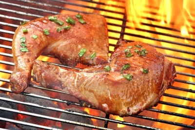 特写,火焰,鸡腿,烤肉架,炊具,两个物体,近景,格子烤肉,褐色,煎鸡肉
