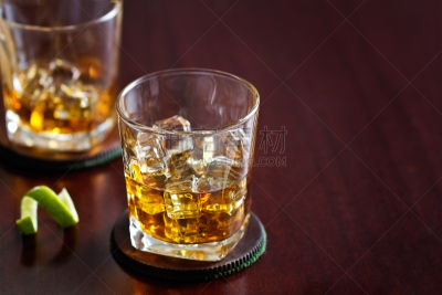 威士忌,木制,玻璃杯,背景聚焦,文字,面无表情,留白,褐色,水平画幅,琥珀
