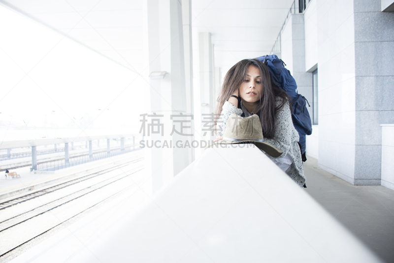 火车站,寂寞,青年女人,耶稣受难像,失望,车站月台,发狂的,新的,水平画幅,美人