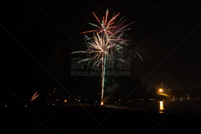 海滩,新年前夕,焰火,自然美,奥南湾,水,天空,新的,水平画幅,沙滩派对